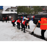 洞庭先锋在行动  破冰扫雪暖民心