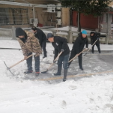 铲雪除冰在行动 社区志愿暖人心