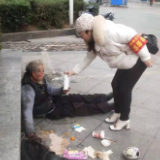 朝阳社区：真情救助流浪老人