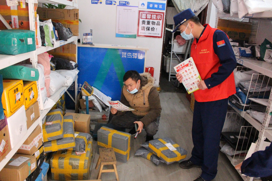区消防救援大队宣传服务队走进沿街商铺开展消防安全宣传