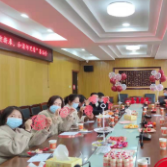 剪纸迎新春 和谐邻里情