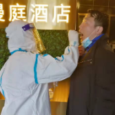 风雨中的坚守者—— “不畏艰辛,不惧风雨,”