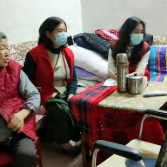 暖心！铁路社区贴心护送老人接种疫苗
