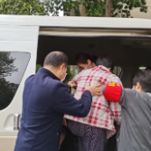 温情服务,为60岁以上老人疫苗接种工作打通“最后一公里”