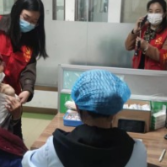 百岁老人接种，为新冠疫苗“代言”