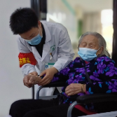 发挥党员先锋模范作用,扎实推进老年人 新冠疫苗接种