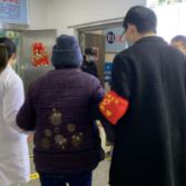 党员亮身份 帮助高龄老人成功接种疫苗