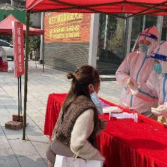 核酸采样进商场 复工复产有保障