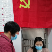 党员示范亮身份 共建防疫保护屏