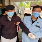 高龄党员亮身份做表率，主动接种新冠疫苗