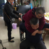 枫树岭社区为60岁以上老人接种疫苗“保驾护航”