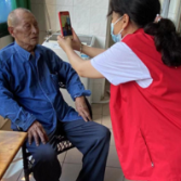 上门办理优待证  情暖退伍军人心