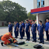 区消防救援大队组织全体干部集中开展器材装备学习
