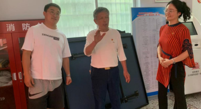 老党员捐赠乒乓球桌 助力社区文化广场