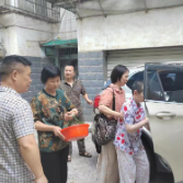 王家河街道：情系特困户护送老人入敬老院