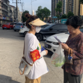 发放安全宣传手册 提高居民安全意识