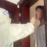 敬业“大白”，五里牌的防疫守护者