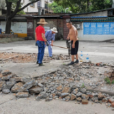 我为群众办实事 修缮路面暖民心