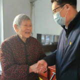 关怀老人 用心“敲门”