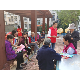 枫树新村社区开展“全面参与垃圾分类·共享环保低碳生活”世界城市日垃圾分类主题宣传活动