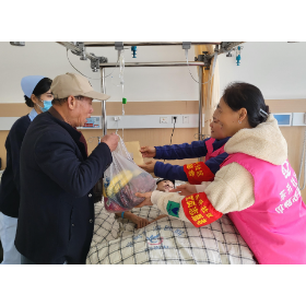 失独老人意外骨折住院 社区妇联上门送关怀
