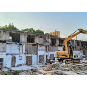 站前路街道铁路社区:重拳出击拆违建!快速拆除400平方米违法建设
