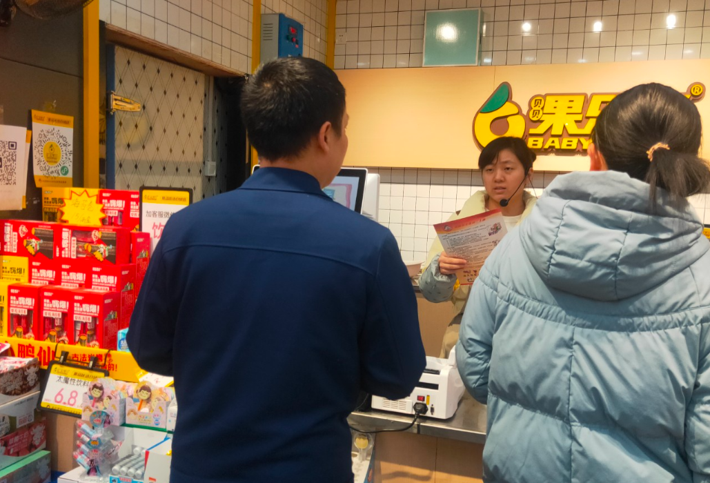 区消防救援大队走进梅溪桥市场开展冬春防火“敲门行动”