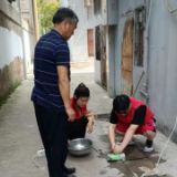 铁路社区：修整下水盖板  守护人居环境
