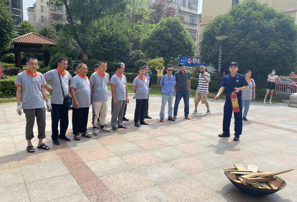 区消防救援大队深入高层建筑开展消防培训演练