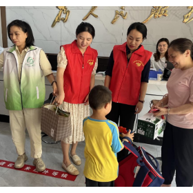 六一慰问送温暖 真情关怀暖童心