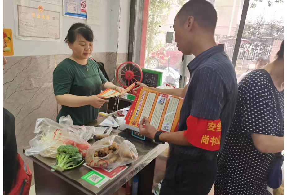 区消防救援大队借助乡街力量开展张贴燃气宣传海报活动