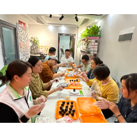 巧手做月饼 欢乐迎中秋