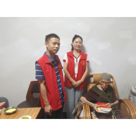 瑶塘坡社区党支部:为高龄党员送书上门