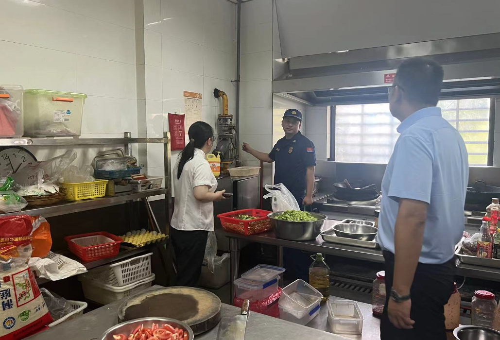 拧紧燃气“安全阀”，楼区消防在行动