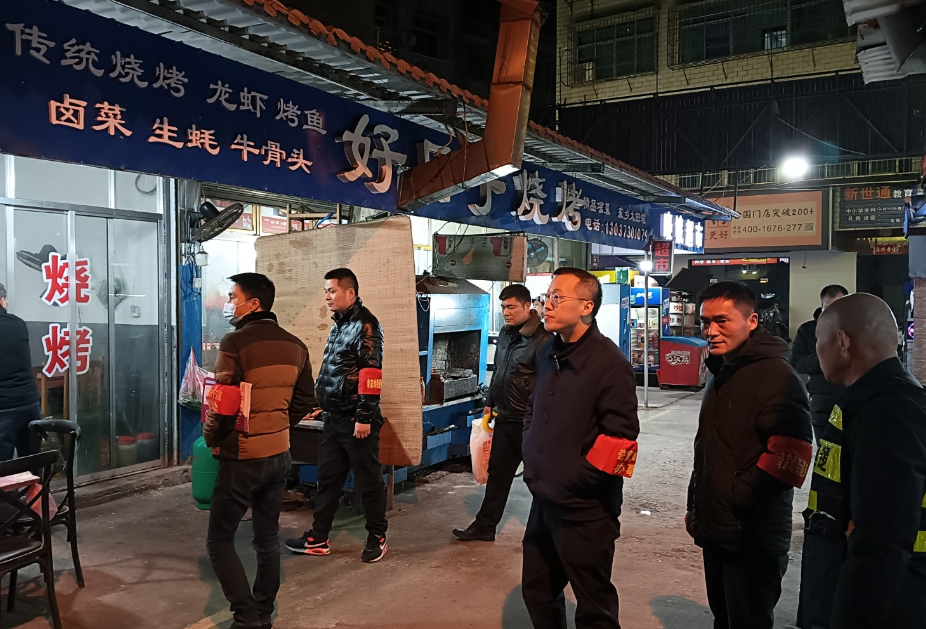 开展夜间治安巡逻  当好群众安全“守夜人”