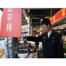 区市场监管局突击检查市场电子计价秤!