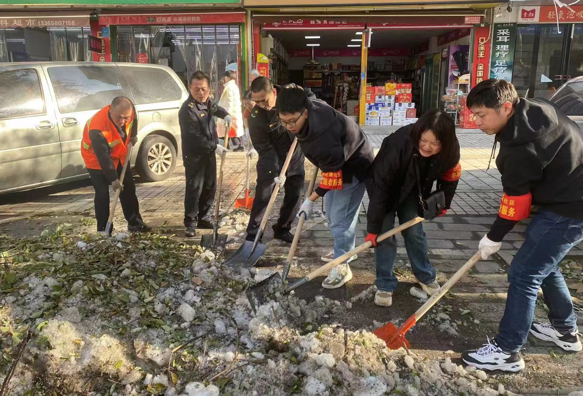 铲积雪，清落枝，五里牌街道春节不打烊