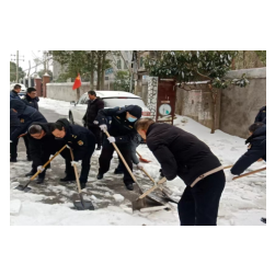 餐厨所践行“一月一课一片一实践”暨开展 “清雪除冰保出行 党员先行暖人心” 主题党日活动