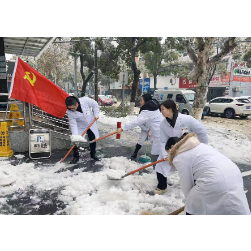 保障就诊通道,扫雪便民暖人心