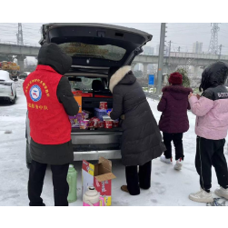 滨湖社区：雪封高速路 情暖司乘心