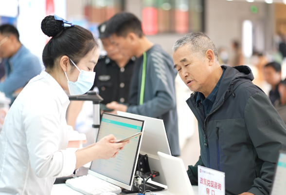 区行政审批服务局：提升政务“软环境” 打造营商硬实力
