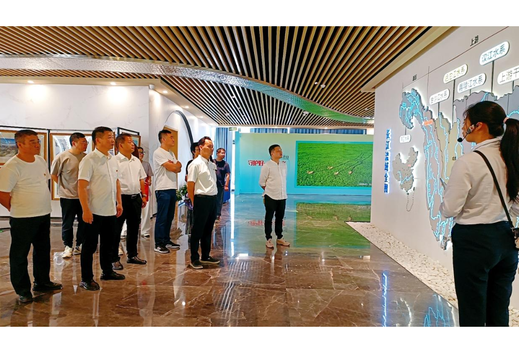 城陵矶新港环卫所党支部:“守护一江碧水,共护碧水清流”党纪学习教育主题党日活动