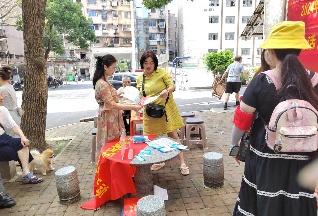 五里牌社区开展就业指导政策宣传