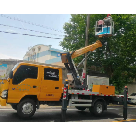 维修路灯暖民心 照亮居民平安路