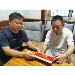“七一”慰问老党员  传递关怀送温暖