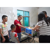 筑起爱心堤 物资暖人心
