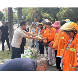 城陵矶新港区环卫所：盛夏送清凉，关怀沁人心