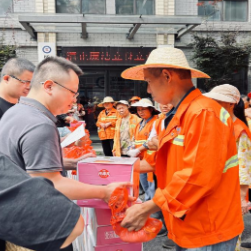 站前路街道：心系环卫夏送清凉