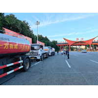 岳阳楼区调集18台洒水车驰援平江