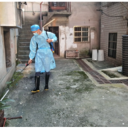 筑牢汛期“安全墙”，防疫消杀社区忙